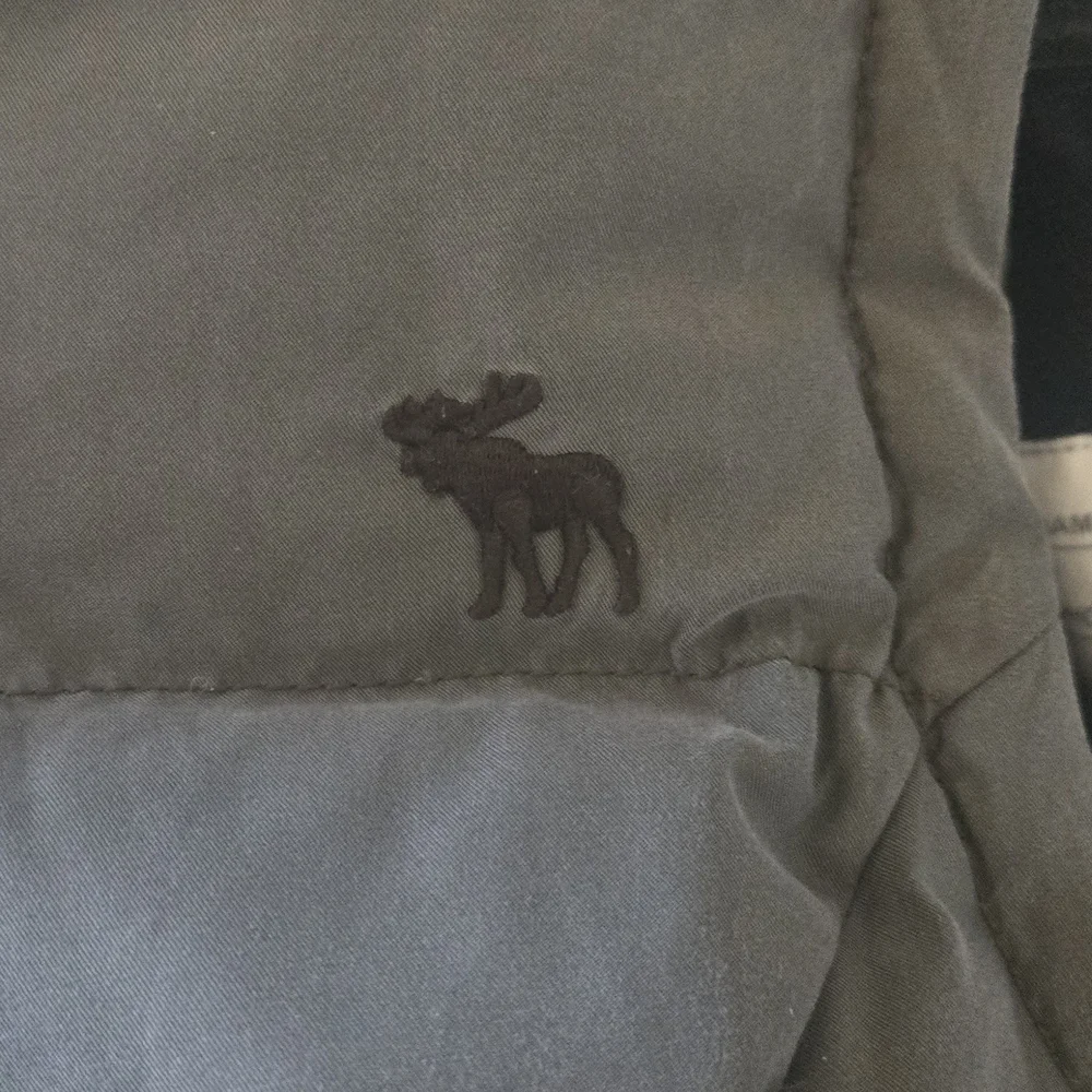 Abercrombie & Fitch Women’s Puffer Vest - Gray - Picture 5 of 8